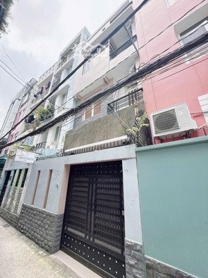 trung tâm q1. cách hẻm xe hơi 10 m. có dòng tiền 18 triệu/ tháng.