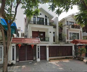 cho thuê biệt thự vạn phúc, hà đông. dt 220m2, 4 tầng, lô góc, full điều hoà, thang máy, giá 40tr