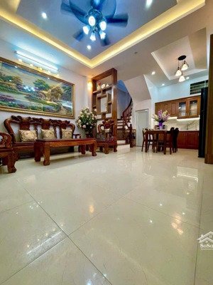 bán nhà phố tây hồ, mặt tiền rộng rãi, vị trí đỉnh, ô tô đỗ cửa, giá 10,6 tỷ