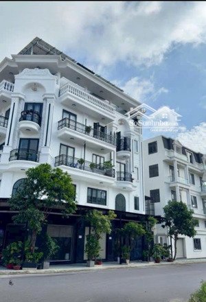 cần bán căn góc nhà 1 trệt 1 lửng 3 lầu đối diện chợ an sương. kinh doanh tốt