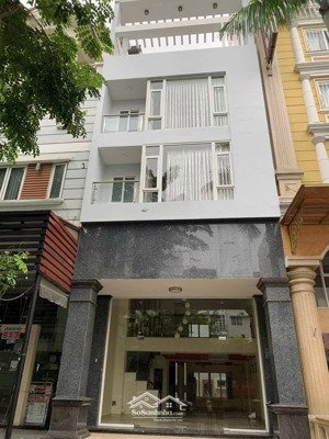 chính chủ cần bán nhà phố hưng gia phú mỹ hưng giá 28.5 tỷ diện tích đất 6 dài 18.5m, dtsd 400m2