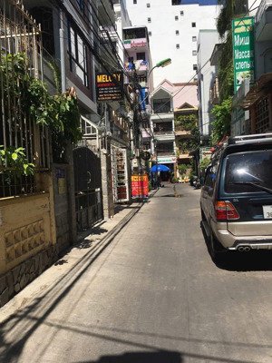 bán nhà đường hùng vương, hẻm thông rộng 5m, cách đường chính chỉ 30m. giá 20.5 tỷ (111,1 m2)