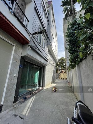 nhà dân xây lô góc mặt ngõ cực thoáng , diện tích rộng rãi, đường ô tô tránh nhau ngay gần nhà