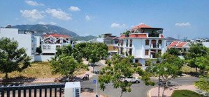 bán lô biệt thự thuộc kđt hq2. diện tích : 600m. ngang : 30m. gần sông , gần công viên.