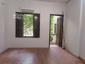 chính chủ cho thuê tầng 3 và 1 phòng tại tầng 1 trong nhà nguyên căn tại thông phong, đống đa