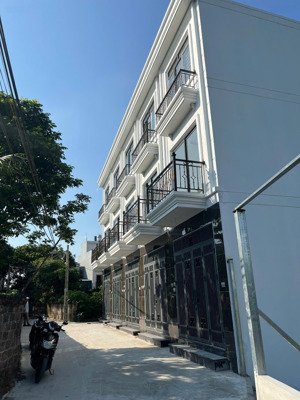 cực rẻ!!! 4 tỷ có ngay nhà 4 tầng, 58m2, oto đỗ cửa, sát vách đại học tdtt