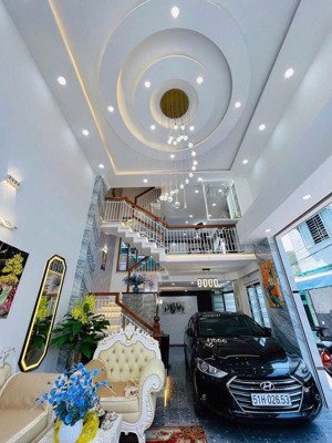 nhà 1 trệt 3 lầu đường trường sơn, quận 10. gần công viên lê thị riêng, kinh doanh thuận tiện