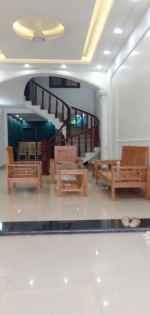 cho thuê nhà riêng mặt đường nhánh 333 văn cao , oto đỗ ngày đêm , 6 phòng ngủ .