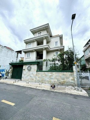 giá rất tốt. mặt tiền lương định của (khu biệt thự). dt: 205m2 (10 x 20,5m) - 4 tầng. giá: 39,9 tỷ