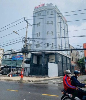 bán tòa nhà góc 2 mặt tiền - trung tâm phú hữu - quận 9 200m2 7 tầng