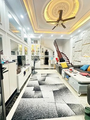chính chủ bán nhà 34m2, 9,1 tỷ, 3pn, 4wc tại thái thịnh, trung tâm đống đa, khu vip, giá cực chất