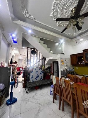 nhà bán gần lê trọng tấn- dương đức hiền, đh công thương, dt 5x15m, 4 tầng, đang có dòng tiền