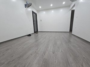 hiếm. bán tập thể phố kim mã thượng. tầng 3, thiết kế 3 ngủ 2 vệ sinh, nhà mới sửa, 3 thoáng