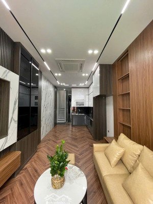 bán nhà nguyễn văn cừ,40m ,thang máy, ga ra ô tô,phun nội thất,chỉ 12xty