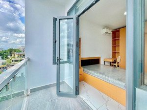 thuê ngay phòng ban công đón nắng 40m2 ngay lê trực - bình thạnh , gần chợ bà chiểu, khu an ninh