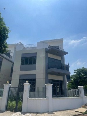 bán căn góc duy nhất the suite 10x20m, cách quảng trường trung tâm chỉ 200m. lh :0938590638