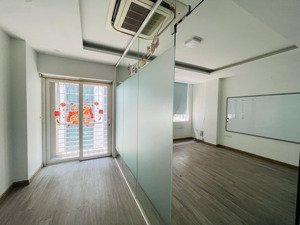 chỉ 14 triệu có ngay văn phòng 100m2 tại phố lê văn lương, thanh xuân, chia sẵn 03 phòng vách kính