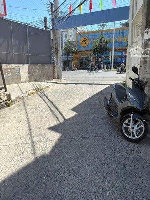sát chung cư hưng phú _ bên kia là đường bắc sơn đi ra biển hòn chồng : 700m * giá: 4 tỷ 750 triệu
