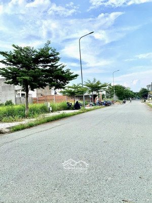 bán nền 130m2 gần trường học quốc tế và siêu thị, sang tên ngay!