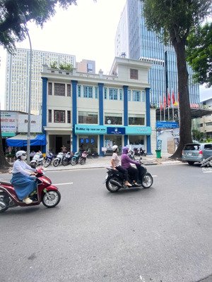 cho thuê nguyên căn mặt tiền 15m x 5m trệt 2 lầu trống gần nhà thờ đức bà