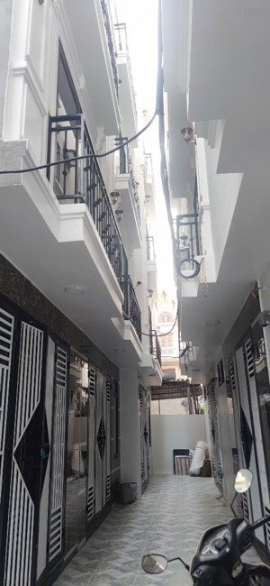 bán nhà việt hưng gần bigc long biên nhà mới 5 tầng gần ô tô giá hơn 5 tỷ
