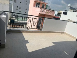 nhà mới 100%. phòng riêng. thoáng sạch. yên tĩnh. ngã 4 hàng xanh