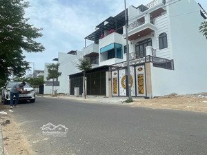 bán nhà 3 tầng 1 tum kiểu tân cổ điển hiện đại