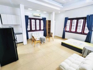 căn hộ 35m2 ở hoàng hoa thám gần lotte cộng hoà , vòng xoay lăng cha cả cửa sổ to full nội thất