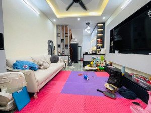 chị gái nhờ bán nhà phố lĩnh nam, 34m2, 5 tầng, 3 ngủ giá hơn 5 tỷ. ngõ nông, thông, 10m ra oto đỗ
