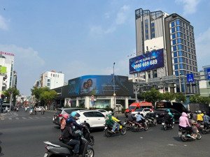 siêu vị trí góc 2 mặt tiền nguyễn văn trỗi và huỳnh văn bánh. dtcn: 1060m2. gía 850 tỷ tl