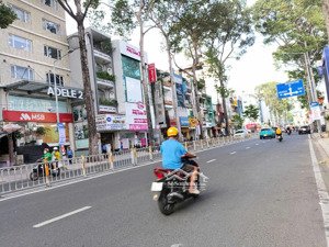 mặt tiền hoàng dư khương, q.10. dt: 15 x 22m (301m2). xd: hầm + 7 tầng. 95 tỷ. anh duy 