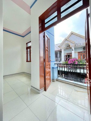chủ về quê bán gấp nhà 1 trệt 1 lầu - tân đông hiệp, dĩ an, 67m2 - giá 2,399 tỷ. shr - nhà mới đẹp