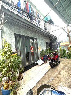 bán nhà nở hậu - hẻm thẳng không quẹo - gần sát mặt tiền đường.