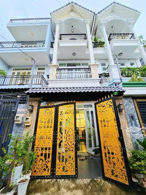 nhà mới - chủ đang làm hoàn công- giá mềm tồn tại trong 20 ngày.