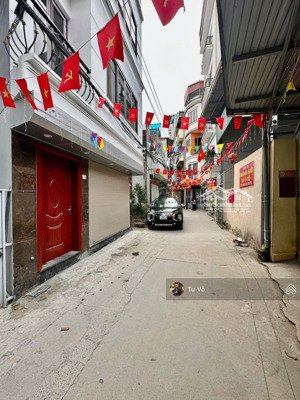 nhà mặt đường thông,ô tô tránh ,trục chính làng lai xá, kinh doanh buôn bán được luôn, 200m ra ql32