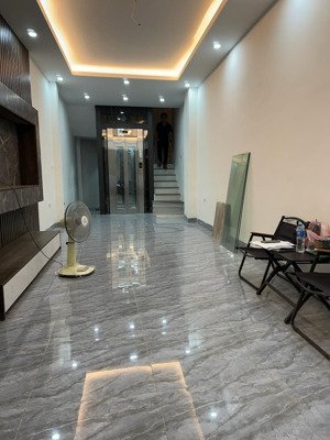 bán nhà hoàng mai- nhà mới tinh -thang máy -gần phố -sát hồ đền lừ -ở cực sướng -40m giá 8.65 tỷ