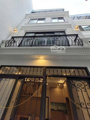 bán nhà tổ 4 phường cự khối, căn nhà 30m2, 4 tầng ô tô 16 chỗ đỗ cổng, chỉ 4.2 tỷ
