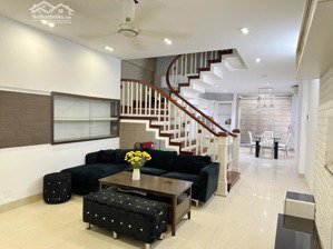 bán gấp hạ gần tỷ -- vị trí miễn bàn -- sát la casta văn phú -- nhà hoàn thiện đẹp -- k lỗi lầm