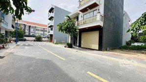 chính chủ cần ra gấp lô đất dt 60m2 trong khu tdc đông hòa c,đi ra ql1k chỉ 150m, full thổ cư shr.