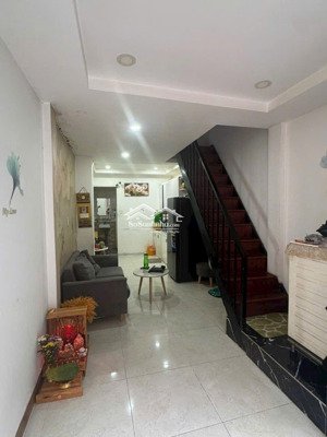 (5,5 tỷ tl) nhà 1 sẹc, 2 lầu, hẻm 5m chuẩn tô hiến thành..!