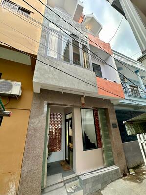 BÁN NHÀ 1 TRỆT 2 LẦU – THIẾT KẾ HIỆN ĐẠI, FULL NỘI THẤT – CÁCH ĐƯỜNG THÁP BÀ CHỈ 30M