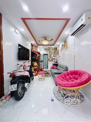 nhà đẹp q4 - hẻm 3m - 19m2 - 2 lầu đúc - không qh - giá 3 tỷ hơn