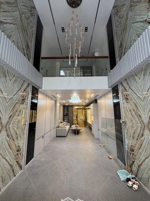 dân xây bán siêu phẩm 7tầng ngọc thuỵ- ngõ thông-ô to gara- thang máy- full nội th