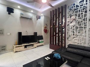 nhà 3 tầng - 86m - 4 phòng ngủ - xe hơi đậu trong sân - giá nhỉnh 8 tỷ