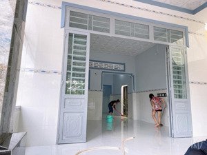 chính chủ ngộp bán lại căn nhà 180m2 shr giá chỉ 1 tỷ 8 kế bên kcn sóng thần dĩ an bình dương