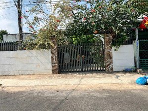 cần bán nhanh lô đất biệt thự gần chợ và bv. khách cần xây dựng cskd buôn bán và ở lh 