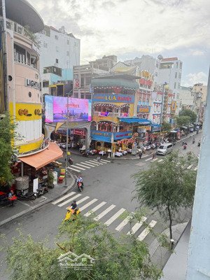 cần bán gấp nhà căn hộ lầu 2 mặt tiền đường đề thám phường bến thành dtsd: 35m2 giá 1 tỷ 8.