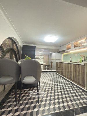 nhà mới đẹp, phốtây sơn vip, thang máy, gần mặt phố về ở luôn.