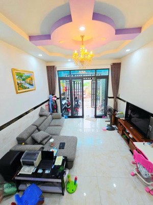 nhà đẹp 51m2, 3 tầng, hoàn công đủ, đường ô tô 6m, gần trường đh marketing, ngã 3 lã xuân oai lò lu