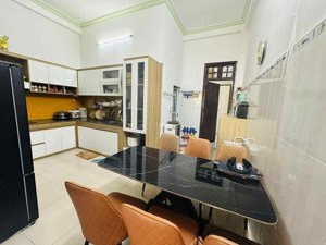 nhà 2 tầng đường 7m5 vỉa hè 3m sát vương thừa vũ có 3 phòng ngủ